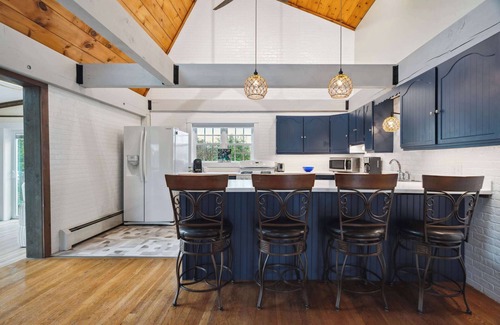 Newbury House | Beach Plum Cottage | Steps to Beach | Loft | AC