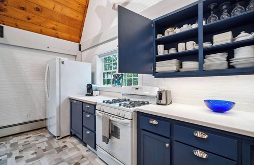 Newbury House | Beach Plum Cottage | Steps to Beach | Loft | AC