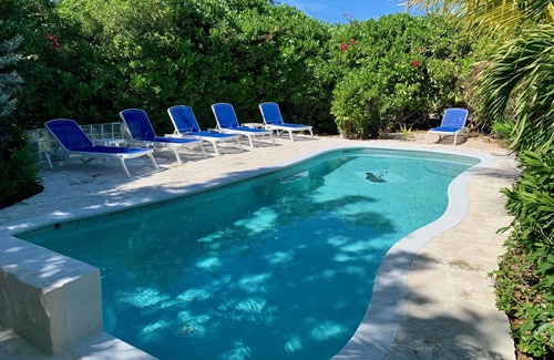 The Bight House | Beach&Pool Retreat: Second Floor King Bed Suite with Private Balcony and Parking