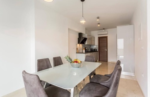 Strozanac Apartment | Beach residence with pool and sea view - Penthouse apartment H7