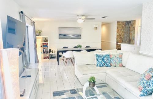 Largo House | Beach Resort Retreat Accessible Home with Jacuzzi