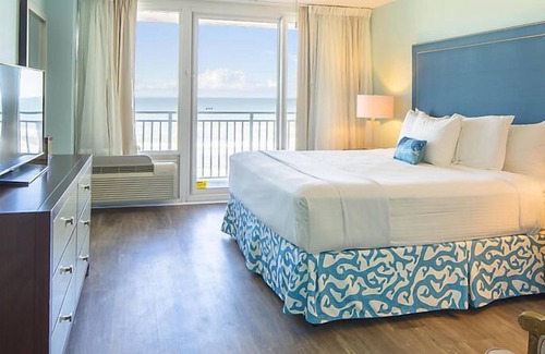 Daytona Beach Shores Resort | Beach Resort with Ocean Front Pool and Hot Tub
