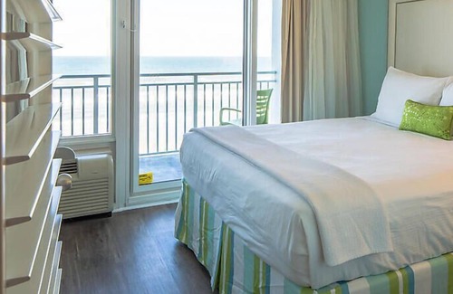 Daytona Beach Shores Resort | Beach Resort with Ocean Front Pool and Hot Tub
