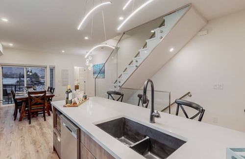 Okanagan-Similkameen House | Beach Retreat at Aisha's Jewel. Luxury town house just minutes from the lake