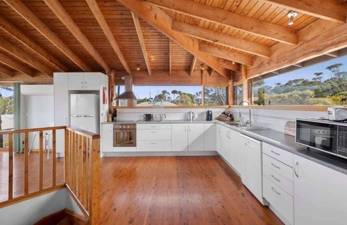 Aireys Inlet House | Beach Retreats I Ocean Views I Pet Friendly