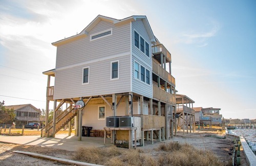 Brigands' Bay House | Beach Serendipity Too - Upscale 3 Bedroom SoundFront Home in Frisco