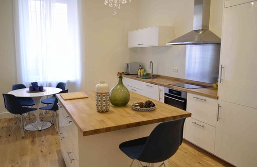 Old Town Apartment | Beach & Serenity: Fully renovated 1 Bd Apt, 10meters from the beach