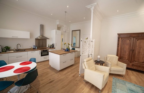 Old Town Apartment | Beach & Serenity: Fully renovated 1 Bd Apt, 10meters from the beach