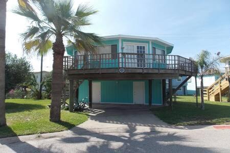 Port Aransas House | Beach Shak (Sunday Villas #15)