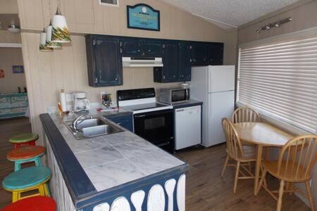 Port Aransas House | Beach Shak (Sunday Villas #15)