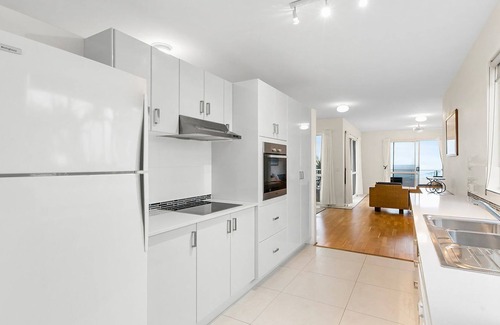 Sunrise Beach Apartment | Beach Side Penthouse with Ocean Views - 3/41 Tingira Crescent