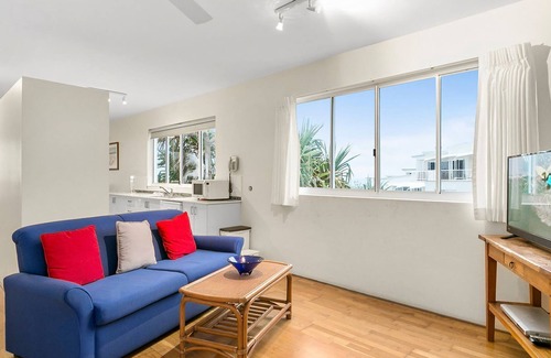 Sunrise Beach Apartment | Beach Side Penthouse with Ocean Views - 3/41 Tingira Crescent
