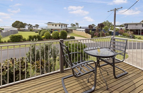 Paynesville House | Beach-style family and pet friendly accommodation, close to the foreshore