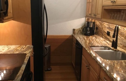 Nazareth Apartment | Beach Townhouse. Renovated Condo On The Beach With Views! Pool/Hot Tub, Restaurants, Smart TV WiFi
