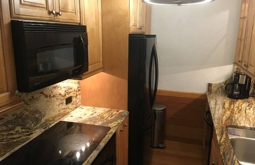 Nazareth Apartment | Beach Townhouse. Renovated Condo On The Beach With Views! Pool/Hot Tub, Restaurants, Smart TV WiFi