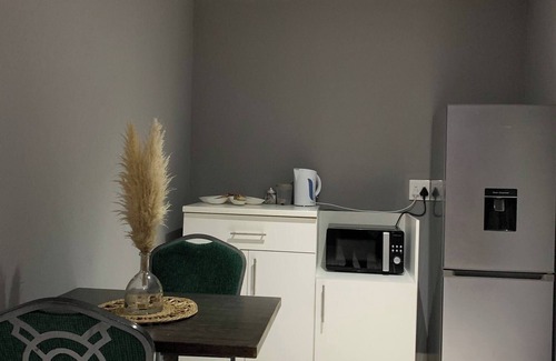 Motherwell Bed & Breakfast | Beach view, en-suite bedroom