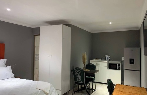 Motherwell Bed & Breakfast | Beach view, en-suite bedroom
