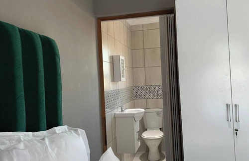 Motherwell Bed & Breakfast | Beach view, en-suite bedroom2