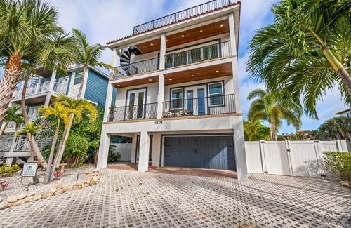 Holmes Beach House | Beach View Retreat! 5BR Home with Pool, Spa, Rooftop Deck and Walk to Beach