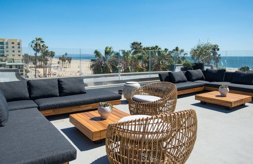 Downtown Apartment | Beach View Suite, within steps to the beach!