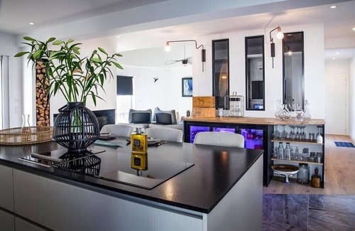Saint-Mandrier-sur-Mer House | Beach villa with spa and heated pool