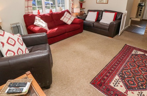 Gorran Haven Cottage | BEACH WAY COTTAGE, family friendly, with a garden in Gorran Haven
