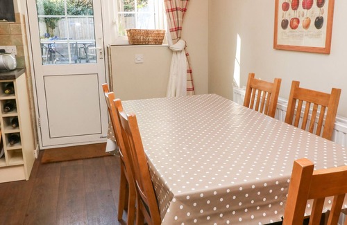 Gorran Haven Cottage | BEACH WAY COTTAGE, family friendly, with a garden in Gorran Haven