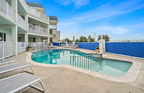 Avalon Condo | Beachblock condo with pool and only steps from the beach