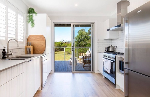 Currarong House | Beachcomber @ Currarong - Pet Friendly - 5 Mins Walk to Currarong Rockpools