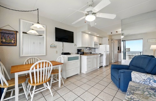 Crescent Beach Condo | Beacher's Oceanfront Balcony Suite with onsite Front Desk and Staff