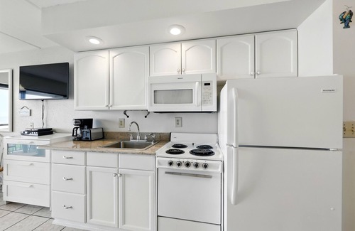 Crescent Beach Condo | Beacher's Oceanfront Balcony Suite with onsite Front Desk and Staff