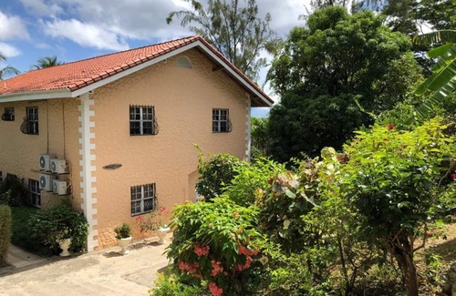 Black Rock House | Beachfront 1 Bedroom Apartment on Courland Bay with Salt Water Pool.