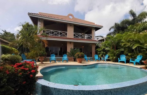 Black Rock House | Beachfront 1 Bedroom Apartment on Courland Bay with Salt Water Pool.