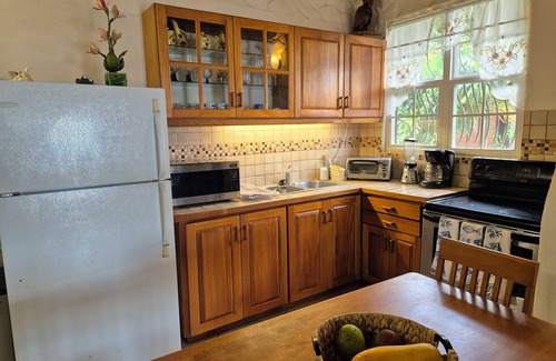 Black Rock Apartment | Beachfront 1-Bedroom Apartment with Saltwater Pool Access on Great Courland Bay