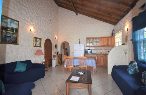 Black Rock Apartment | Beachfront 1-Bedroom Apartment with Saltwater Pool Access on Great Courland Bay