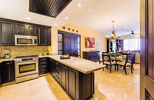 Romantic Zone Resort | Beachfront 3 Bedroom Suite with Jacuzzi