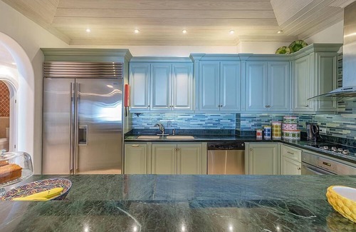 Old Trees Bay Apartment | Beachfront 3 bedroom apartment with exquisite panoramic views