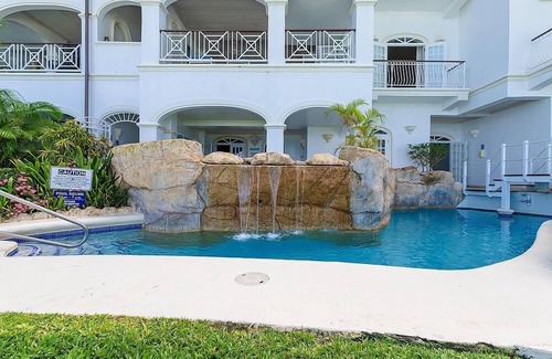 Old Trees Bay Apartment | Beachfront 3 bedroom apartment with exquisite panoramic views