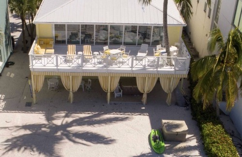 Bonita Springs House | Beachfront 3 bedrooms 2 bath house . Walk out into the sand🐬