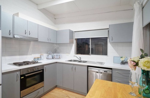 Quinns Rocks Apartment | Beachfront 3BR Home with Stunning Ocean Views
