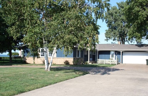 Sandusky House | Beachfront 4 Bd Steps 2 Cedar Point Open July
