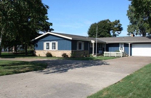 Sandusky House | Beachfront 4 Bd Steps 2 Cedar Point Open July
