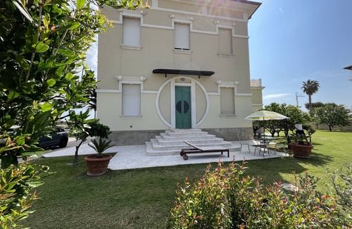 Grottammare Apartment | Beachfront apartment with garden