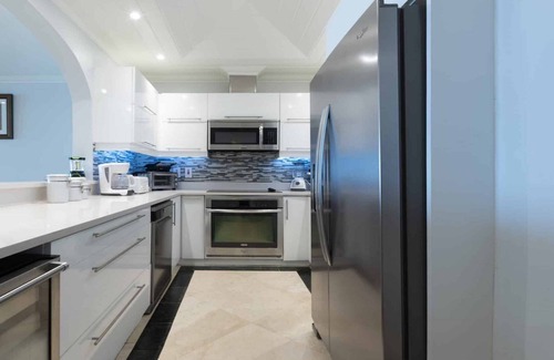 Old Trees Bay Apartment | Beachfront Apartment With Plunge Pool & Direct Access To Paynes Bay Beach