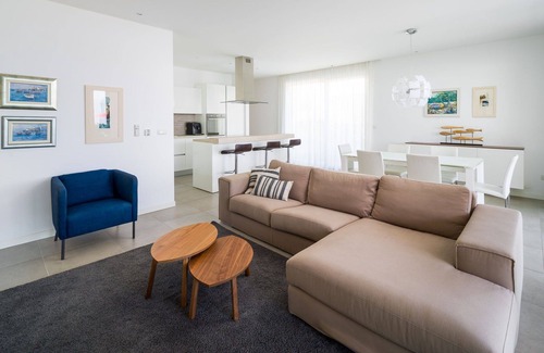 Slatine Apartment | Beachfront Apartment Lemonade with Pool I