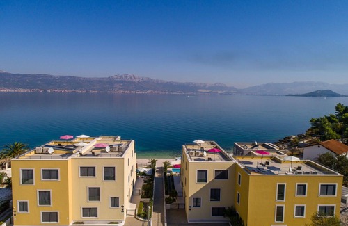 Slatine Apartment | Beachfront Apartment Lemonade VI