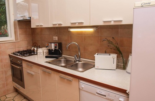 Postira Apartment | Beachfront apt. with big terrace & garden