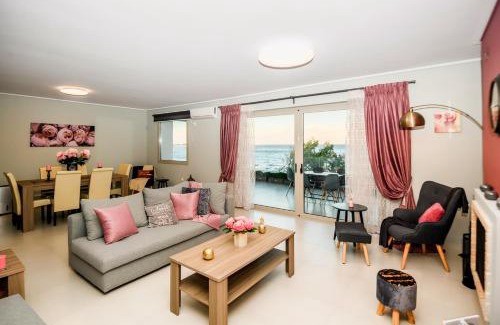 Spata-Artemida Apartment | Beachfront Artemida Retreat - Peony Seabreeze Gem