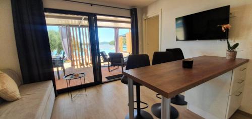 Tisno Resort | Beachfront Bliss - Vortex2VB