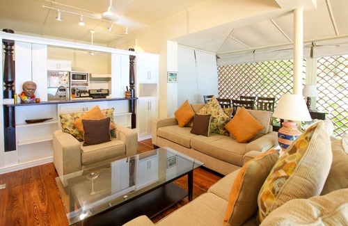Mullins House | Beachfront Classic 3-bed House - Whitecaps by BSL Rentals